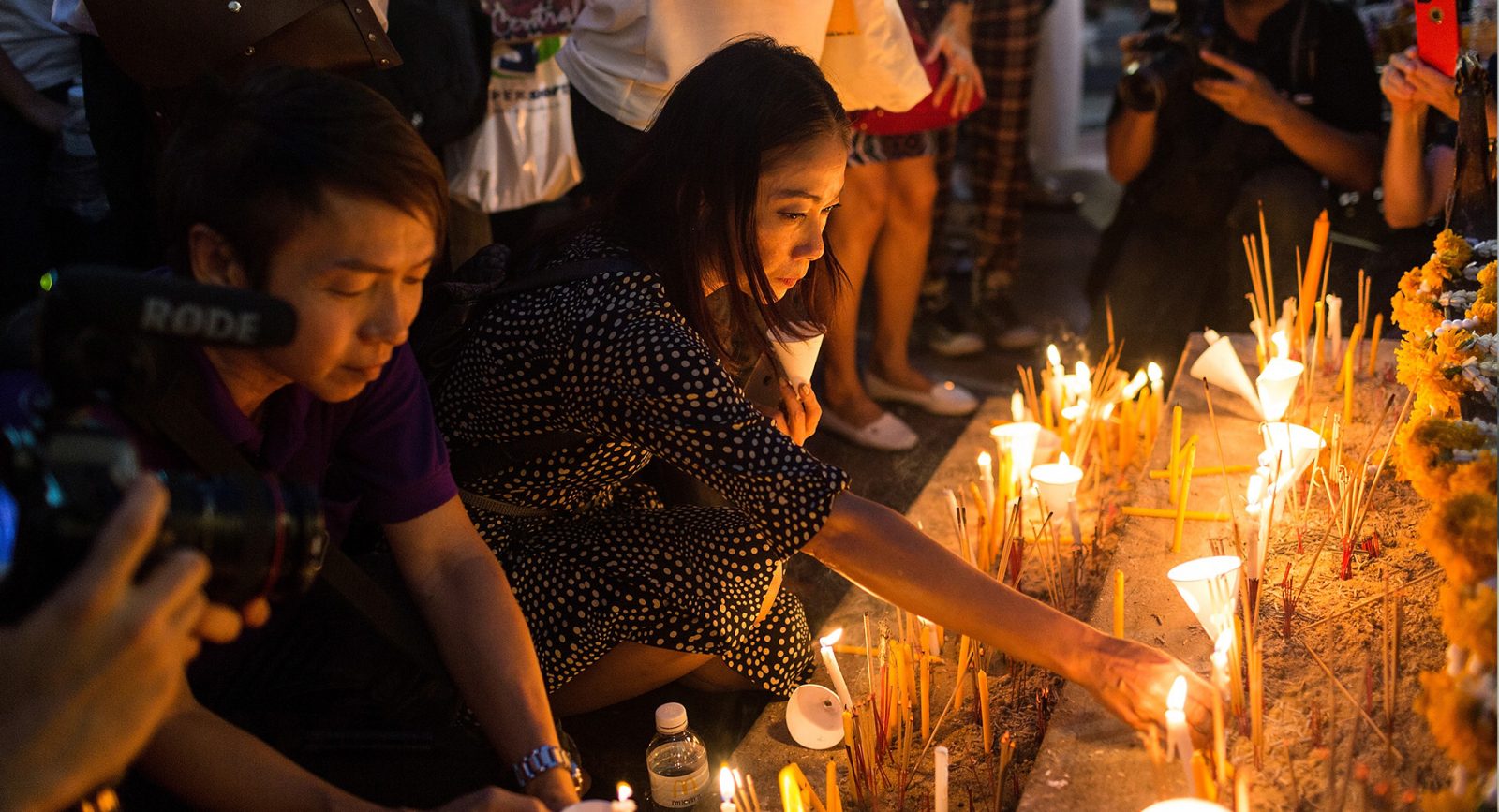 Candlelit vigil in Thailand for victims of the Erawan bomb attack