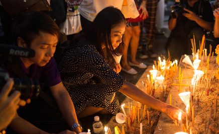 Candlelit vigil in Thailand for victims of the Erawan bomb attack