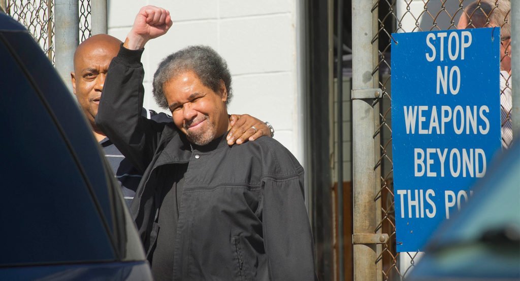 Albert Woodfox raises a fist as he walks out of West Feliciana Detention Centre, Louisiana, USA, after spending 44 years in solitary. © Travis Spradling/The Advocate via AP