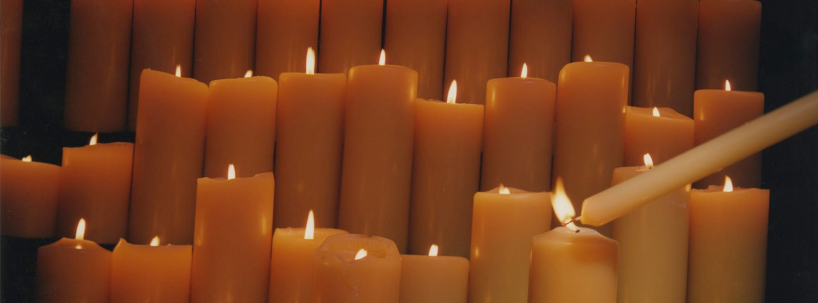 Candles being lit. copy; Sissie Honoré