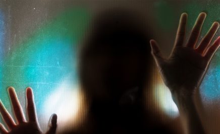 Shadow of a woman's hands behind a screen. © iStock/Peerayot