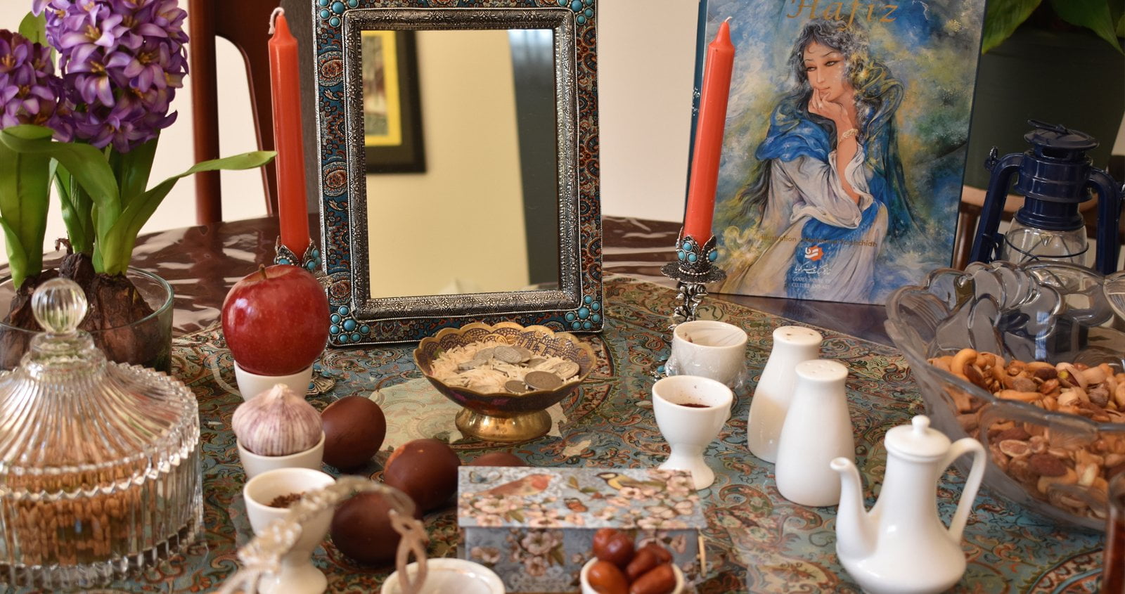 The table decorated with a mirror and small trinkets and dishes