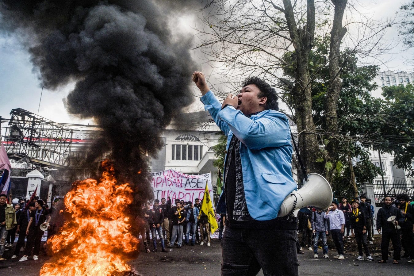 TOPSHOT - A demonstrator shouts slogans during a protest demanding police reform and the dissolution of the parliament, in Bandung, West Java on September 1, 2025. Thousands rallied across Indonesia on September 1, as the military was deployed in the capital after six people were killed in nationwide protests sparked by anger over lavish perks for lawmakers. (Photo by Timur Matahari / AFP) (Photo by TIMUR MATAHARI/AFP via Getty Images)
